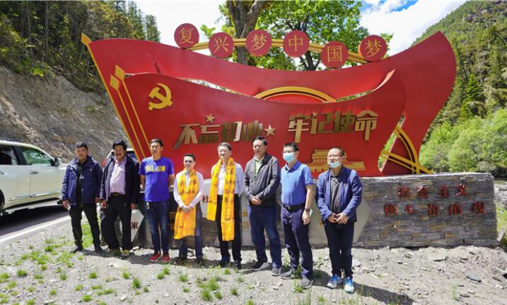 尊龙凯时集团党委书记、董事长任丁率队赴麻格同村推进对口帮扶工作