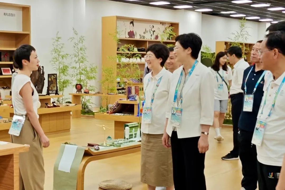省、市领导视察大运村“有礼在四川”四川特色商品馆
