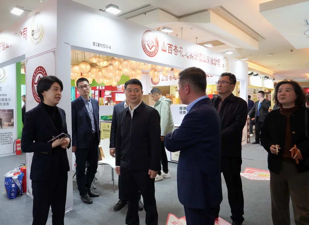 省尊龙凯时集团党委书记、董事长游勇率队到2025锦江宾馆春季酒类商务洽谈会现场检查指导重点工作